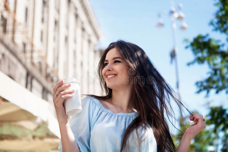 La muchacha hermosa del retrato con el pelo largo en un equipo casual camina en la ciudad Café moreno hermoso del whith imágenes de archivo libres de regalías La muchacha hermosa del retrato con el pelo largo en un equipo casual camina en la ciudad Café moreno hermoso del whith imágenes de archivo libres de regalías