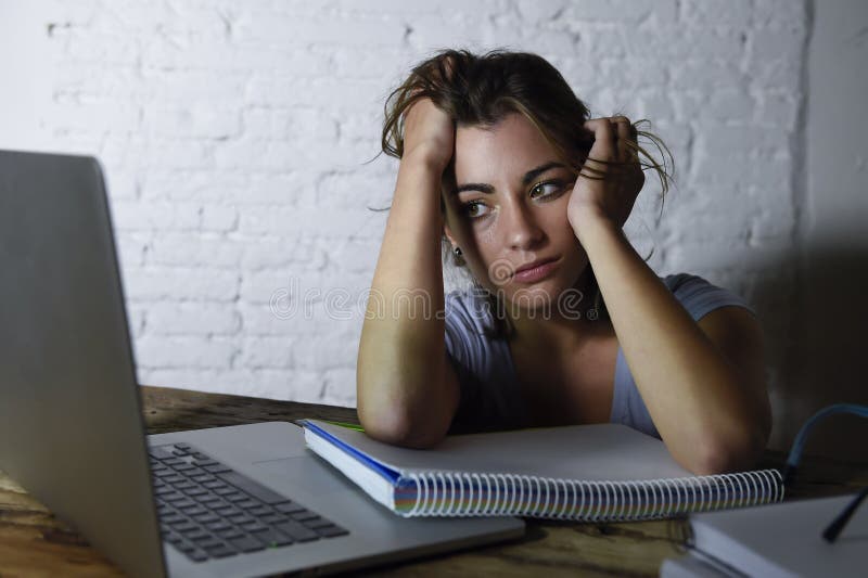 La muchacha joven del estudiante que estudiaba en casa el ordenador portátil cansado que preparaba el examen agotó y frustró la t imagen de archivo libre de regalías