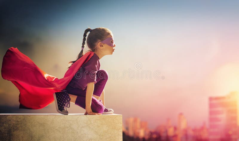 La muchacha juega al super héroe fotografía de archivo libre de regalías La muchacha juega al super héroe fotografía de archivo libre de regalías