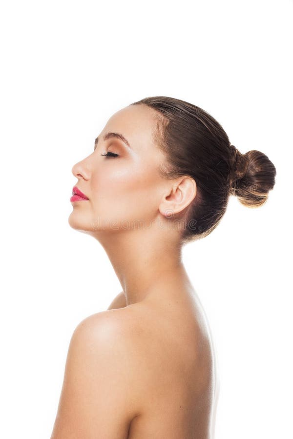 La muchacha morena hermosa con el pelo recogido detrás con un maquillaje apacible, ojos cerrados, labios dividió digno de hombros fotografía de archivo libre de regalías La muchacha morena hermosa con el pelo recogido detrás con un maquillaje apacible, ojos cerrados, labios dividió digno de hombros fotografía de archivo libre de regalías