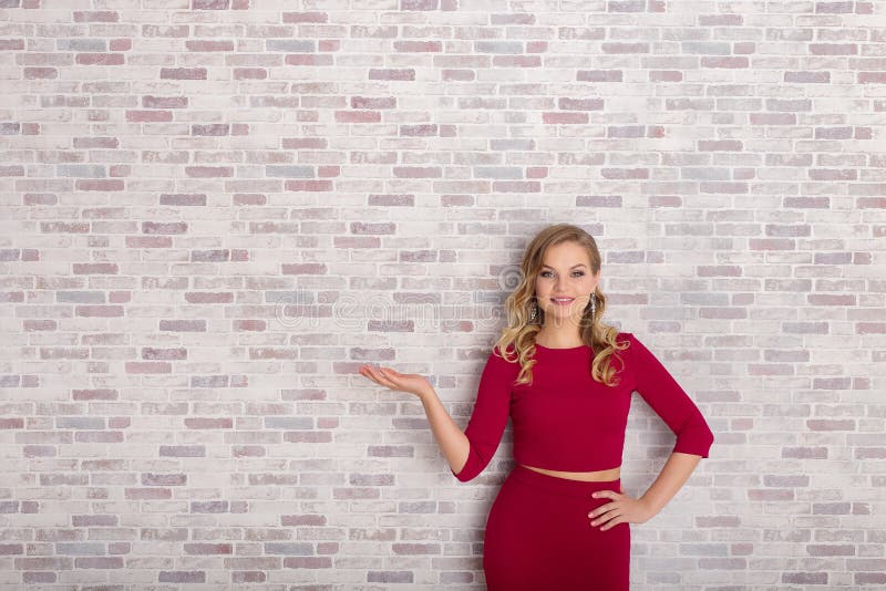 La muchacha muestra una publicidad de la mano imagen de archivo La muchacha muestra una publicidad de la mano imagen de archivo