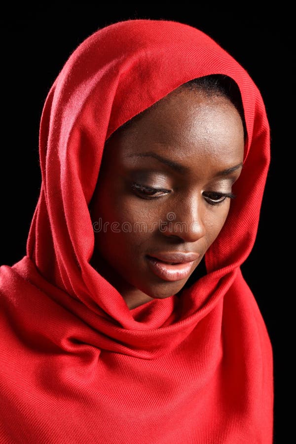 La muchacha musulmán del afroamericano en hijab mira abajo imagenes de archivo La muchacha musulmán del afroamericano en hijab mira abajo imagenes de archivo