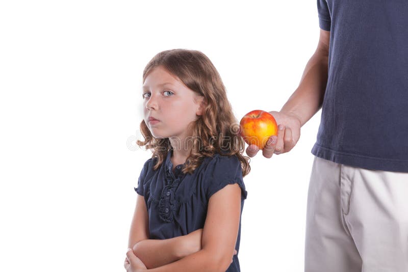 La muchacha no comerá el alimento sano imágenes de archivo libres de regalías La muchacha no comerá el alimento sano imágenes de archivo libres de regalías