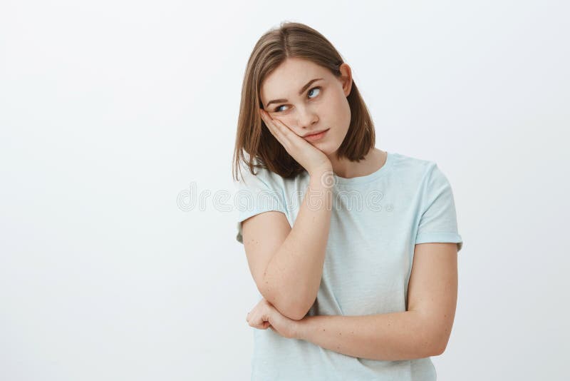 La muchacha odia asistir a clases aburridas en la cara que se inclina de la universidad a mano que rueda ojos de la situación del fotografía de archivo La muchacha odia asistir a clases aburridas en la cara que se inclina de la universidad a mano que rueda ojos de la situación del fotografía de archivo