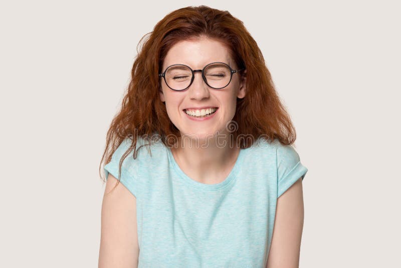 La muchacha pelirroja feliz en vidrios se ríe de broma divertida imagen de archivo La muchacha pelirroja feliz en vidrios se ríe de broma divertida imagen de archivo