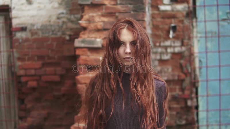 La muchacha pelirroja lanza el pelo para arriba Retrato de la muchacha hermosa con las pecas Cámara lenta metrajes