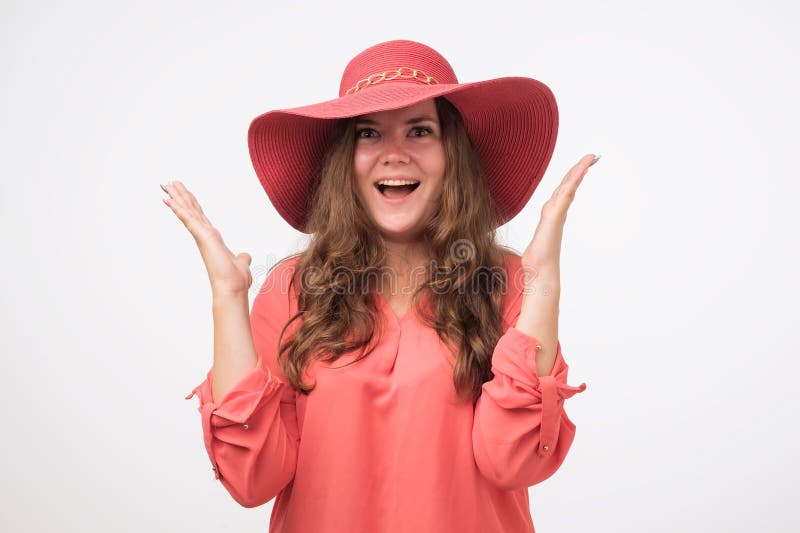 La muchacha regordeta caucásica sonriente en un sombrero con natural compone y camisa roja que mira la cámara Ella está disfrutan fotos de archivo La muchacha regordeta caucásica sonriente en un sombrero con natural compone y camisa roja que mira la cámara Ella está disfrutan fotos de archivo