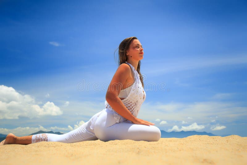la muchacha rubia en cordón en asana de la yoga dejó estiramiento de la pierna en la playa imagen de archivo la muchacha rubia en cordón en asana de la yoga dejó estiramiento de la pierna en la playa imagen de archivo