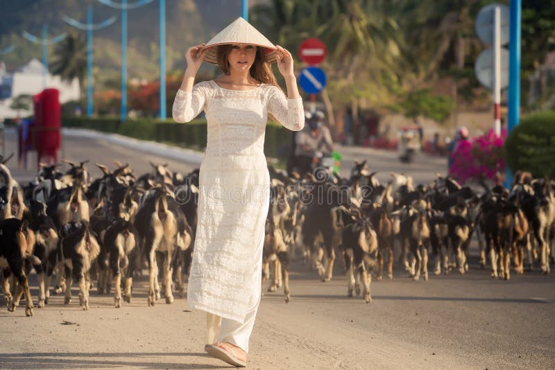 la muchacha rubia en vietnamita viste multitud de las cabras de los relojes foto de archivo la muchacha rubia en vietnamita viste multitud de las cabras de los relojes foto de archivo