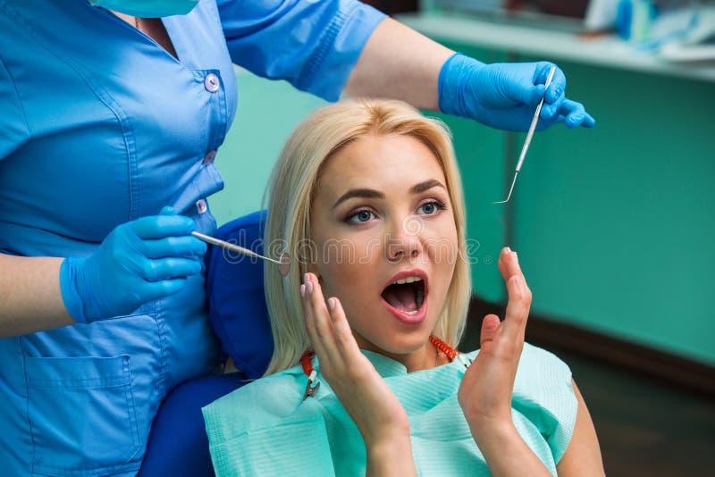 La muchacha tiene miedo del dentista fotografía de archivo La muchacha tiene miedo del dentista fotografía de archivo