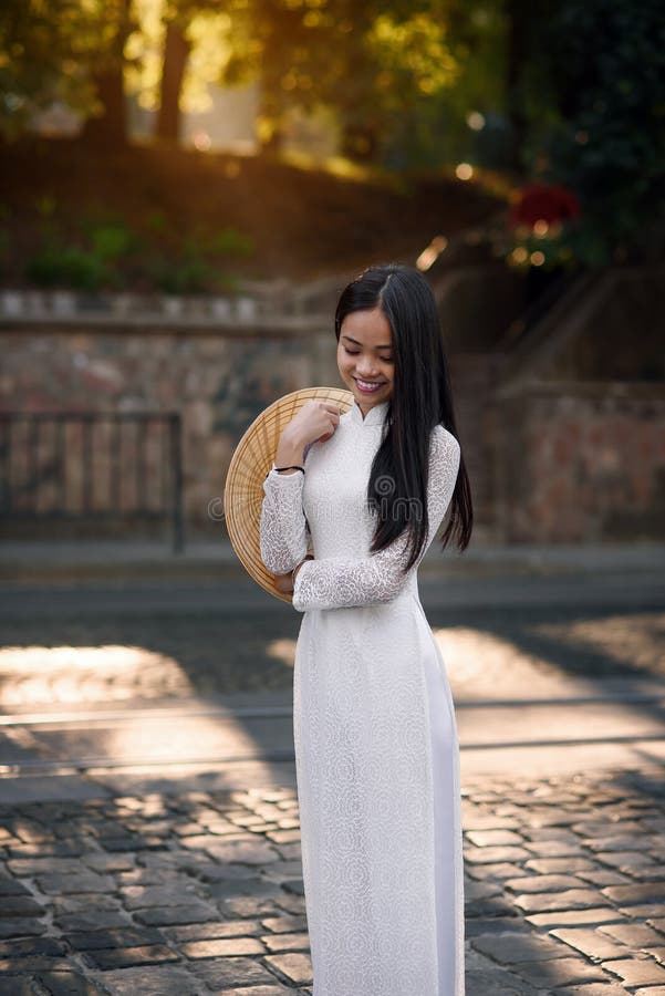 La Muchacha Vietnamita Hermosa Vistió El Vestido Blanco Tradicional Del Ao Dai Ray De La Luz En El Fondo Foto de archivo - Imagen de alineada, adulto: 139123988 La Muchacha Vietnamita Hermosa Vistió El Vestido Blanco Tradicional Del Ao Dai Ray De La Luz En El Fondo Foto de archivo - Imagen de alineada, adulto: 139123988