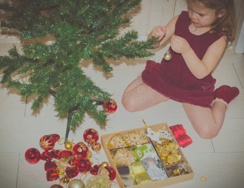 La muchacha viste para arriba el árbol de navidad fotos de archivo libres de regalías La muchacha viste para arriba el árbol de navidad fotos de archivo libres de regalías