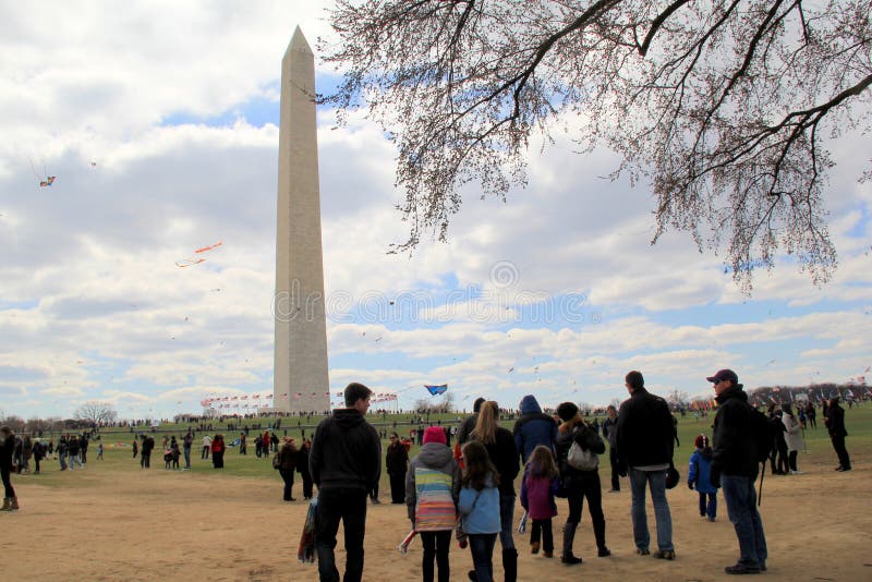 La muchedumbre de la madrugada recolectó cerca de Washington Monument, Washington, DC, 2015 imagenes de archivo La muchedumbre de la madrugada recolectó cerca de Washington Monument, Washington, DC, 2015 imagenes de archivo