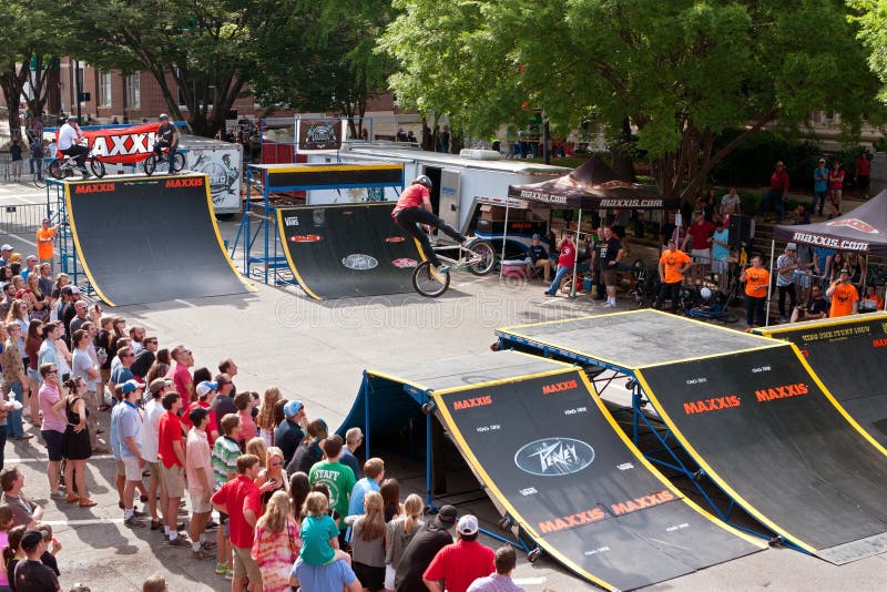 La muchedumbre mira BMX favorable realizar trucos de la rampa en la competencia de Atenas foto de archivo libre de regalías La muchedumbre mira BMX favorable realizar trucos de la rampa en la competencia de Atenas foto de archivo libre de regalías