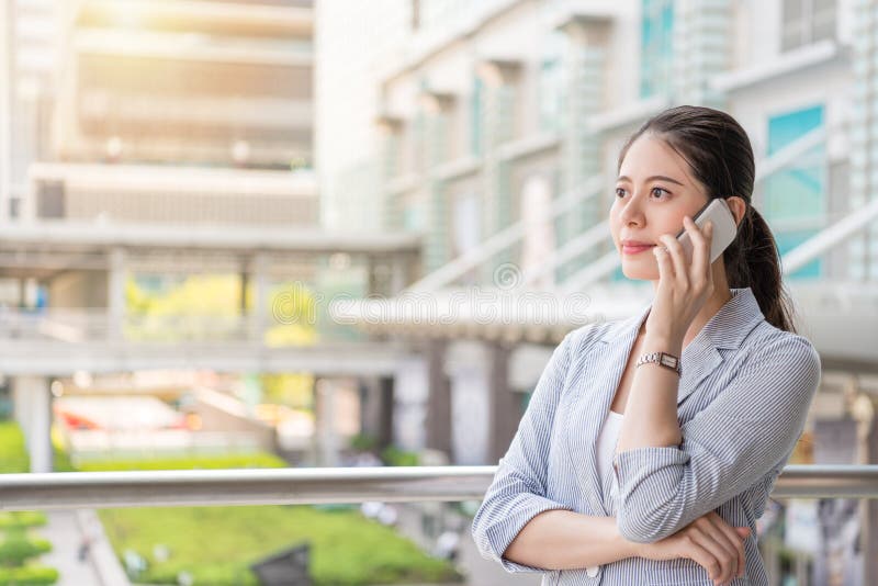 La mujer acertada de la oficina contesta a la llamada de teléfono fotos de archivo libres de regalías La mujer acertada de la oficina contesta a la llamada de teléfono fotos de archivo libres de regalías
