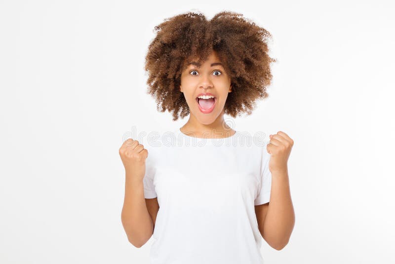 La mujer afro joven feliz en el fondo blanco en camiseta viste Copie el espacio Mofa para arriba Camiseta blanca del verano del e imágenes de archivo libres de regalías La mujer afro joven feliz en el fondo blanco en camiseta viste Copie el espacio Mofa para arriba Camiseta blanca del verano del e imágenes de archivo libres de regalías