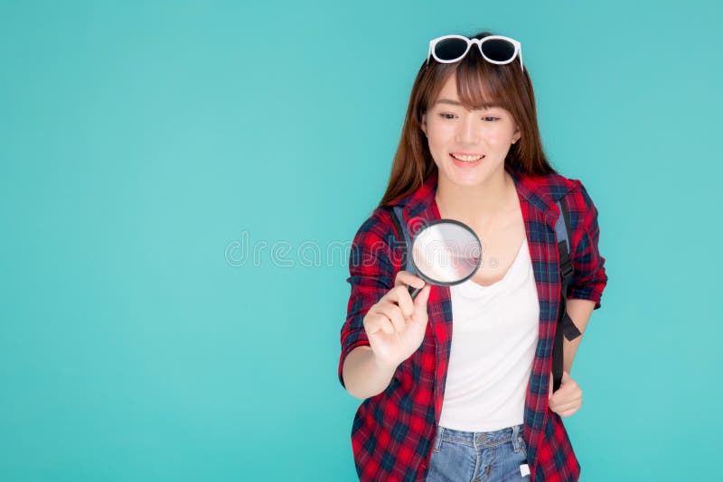 La mujer asiática joven del retrato hermoso que mira algo con magnifica el vidrio para que la guía de planificación viaje viaje d imagen de archivo La mujer asiática joven del retrato hermoso que mira algo con magnifica el vidrio para que la guía de planificación viaje viaje d imagen de archivo
