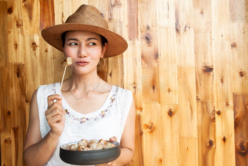 La mujer asiática que comía el postre hizo de plátano Sano y belleza imagenes de archivo La mujer asiática que comía el postre hizo de plátano Sano y belleza imagenes de archivo