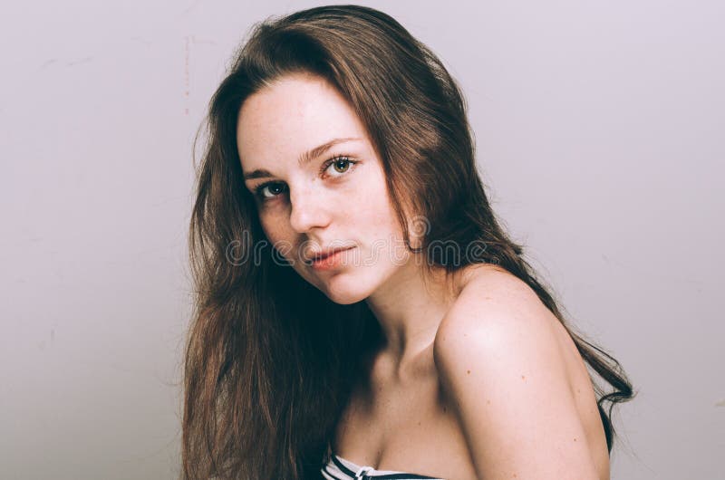 La mujer atractiva del retrato con las pecas despeja la piel y el pelo largo hermoso fotografía de archivo libre de regalías La mujer atractiva del retrato con las pecas despeja la piel y el pelo largo hermoso fotografía de archivo libre de regalías