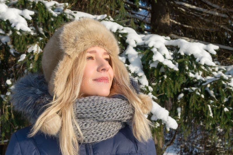 La mujer bastante joven en sombrero de piel disfruta de luz del sol fotos de archivo libres de regalías La mujer bastante joven en sombrero de piel disfruta de luz del sol fotos de archivo libres de regalías