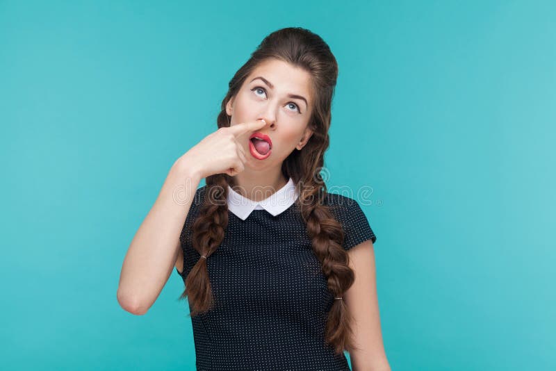 La mujer bien vestida loca que hace la cara cómica y tiene mirada idiota foto de archivo libre de regalías La mujer bien vestida loca que hace la cara cómica y tiene mirada idiota foto de archivo libre de regalías