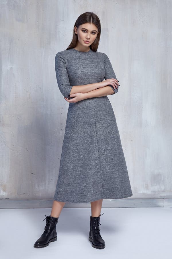 la mujer bonita de la moda lleva actitud morena del modelo del estilo del partido del pelo del vestido de las lanas de la tendenc fotografía de archivo la mujer bonita de la moda lleva actitud morena del modelo del estilo del partido del pelo del vestido de las lanas de la tendenc fotografía de archivo