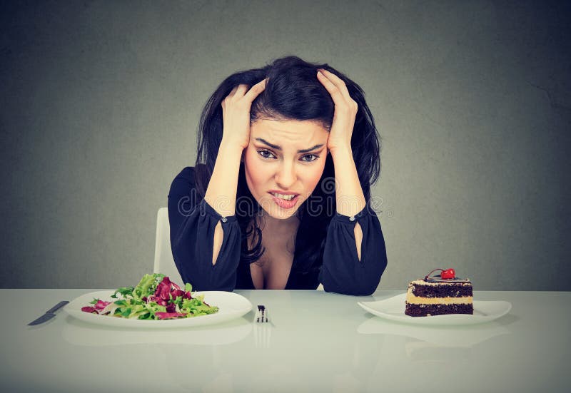La mujer cansó de restricciones de la dieta que decidía comer la comida o la torta sana que ella está anhelando