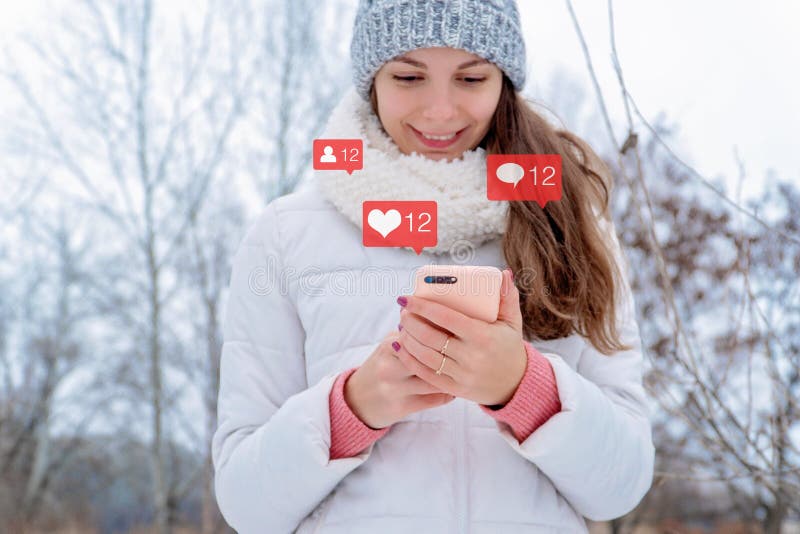 La mujer caucásica de la muchacha lleva a cabo el instagram del teléfono que los seguidores sociales del icono del bloger de los fotos de archivo libres de regalías La mujer caucásica de la muchacha lleva a cabo el instagram del teléfono que los seguidores sociales del icono del bloger de los fotos de archivo libres de regalías