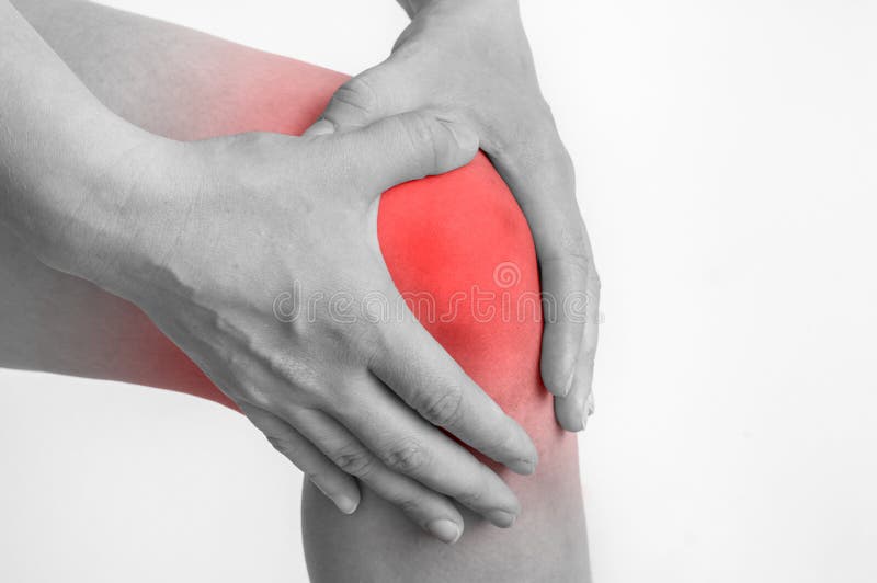 La mujer con dolor de la rodilla está llevando a cabo su pierna de dolor imagen de archivo La mujer con dolor de la rodilla está llevando a cabo su pierna de dolor imagen de archivo