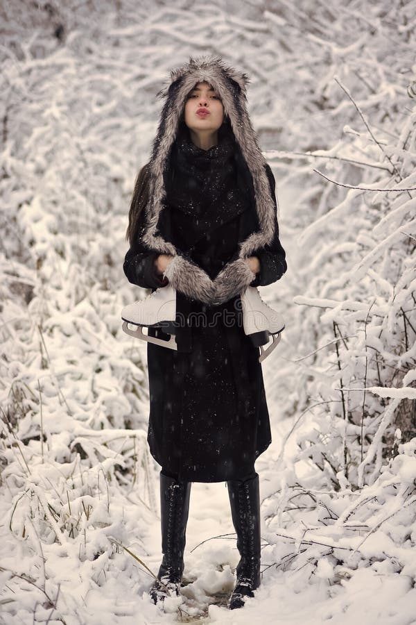 La mujer con los zapatos patinadores en invierno viste en bosque nevoso imagen de archivo La mujer con los zapatos patinadores en invierno viste en bosque nevoso imagen de archivo