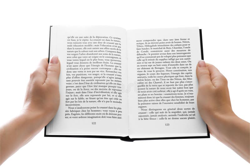 Manos de mujer sosteniendo un libro abierto sobre fondo blanco imágenes de archivo libres de regalías