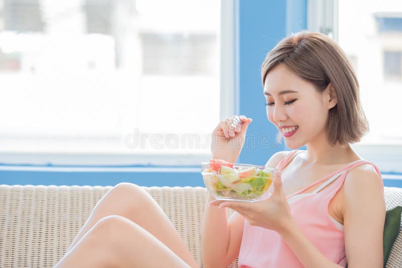 La mujer de la belleza come la ensalada fotografía de archivo libre de regalías La mujer de la belleza come la ensalada fotografía de archivo libre de regalías