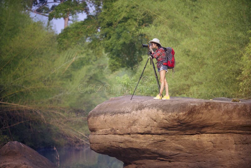 La mujer de la mochila toma la foto fotografía de archivo La mujer de la mochila toma la foto fotografía de archivo