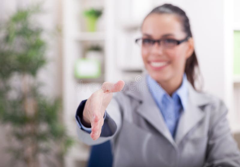 La mujer de negocios da un apretón de manos imagenes de archivo La mujer de negocios da un apretón de manos imagenes de archivo