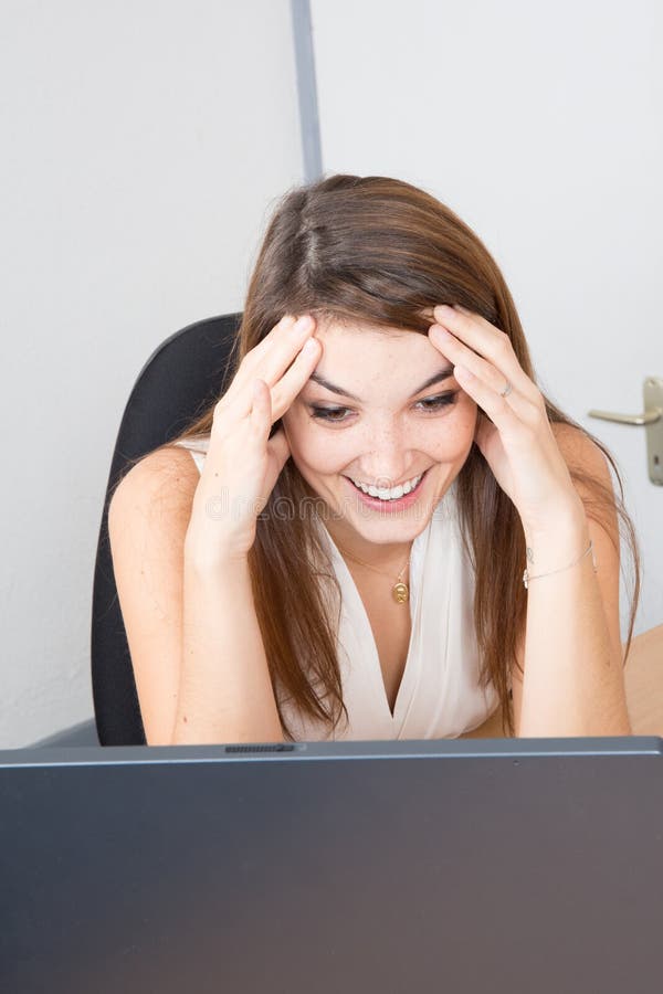 La mujer de negocios financiera ejecutiva que usaba su ordenador cansó a la empresaria que miraba la pantalla del ordenador portá imagen de archivo libre de regalías La mujer de negocios financiera ejecutiva que usaba su ordenador cansó a la empresaria que miraba la pantalla del ordenador portá imagen de archivo libre de regalías