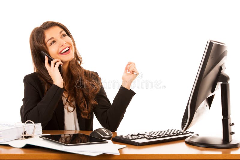 La mujer de negocios morena joven hermosa habla en ove elegante del teléfono imágenes de archivo libres de regalías La mujer de negocios morena joven hermosa habla en ove elegante del teléfono imágenes de archivo libres de regalías