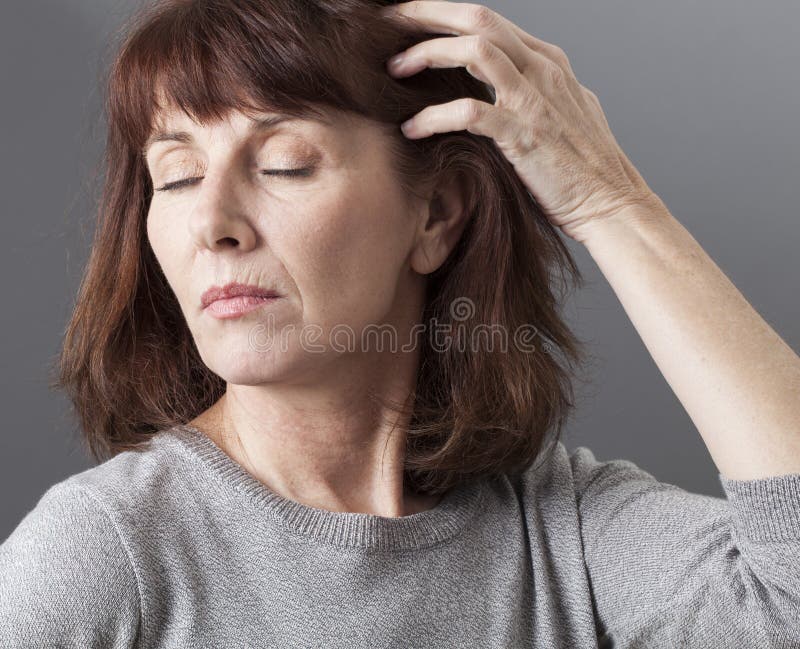 La mujer de pensamiento de los años 50 trató sobre su calidad de la piel y del pelo fotografía de archivo La mujer de pensamiento de los años 50 trató sobre su calidad de la piel y del pelo fotografía de archivo