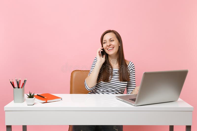 La mujer de risa joven que habla en el teléfono móvil, conversación agradable que conduce para sentarse, trabaja en proyecto con foto de archivo libre de regalías La mujer de risa joven que habla en el teléfono móvil, conversación agradable que conduce para sentarse, trabaja en proyecto con foto de archivo libre de regalías