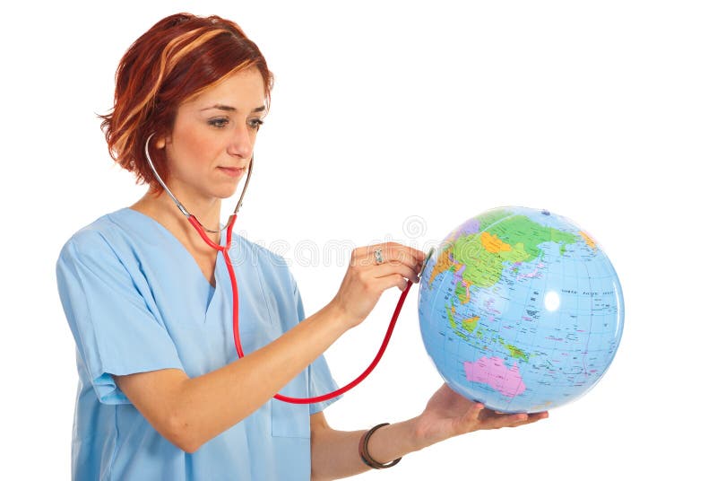 La mujer del doctor examina el globo del mundo