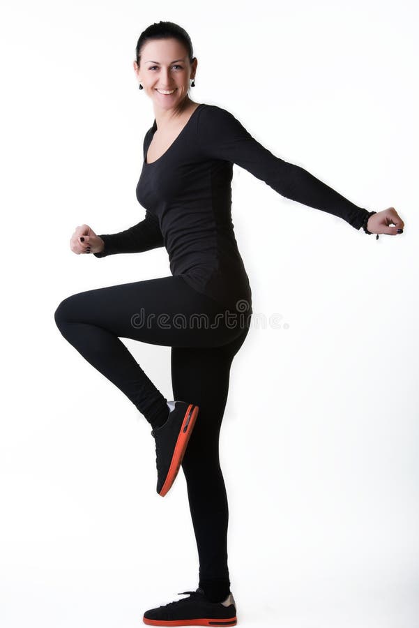 Mujer sonriente feliz que hace aeróbicos imagen de archivo libre de regalías Mujer sonriente feliz que hace aeróbicos imagen de archivo libre de regalías