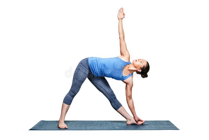 La mujer deportiva del ajuste practica trikonasana del utthita del asana de la yoga