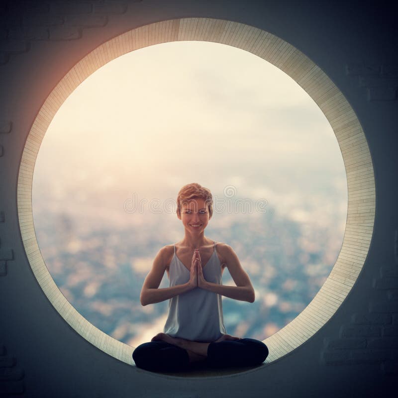 La mujer deportiva hermosa de la yogui del ajuste practica el asana Padmasana de la yoga - la actitud de Lotus en una ventana red imagen de archivo La mujer deportiva hermosa de la yogui del ajuste practica el asana Padmasana de la yoga - la actitud de Lotus en una ventana red imagen de archivo