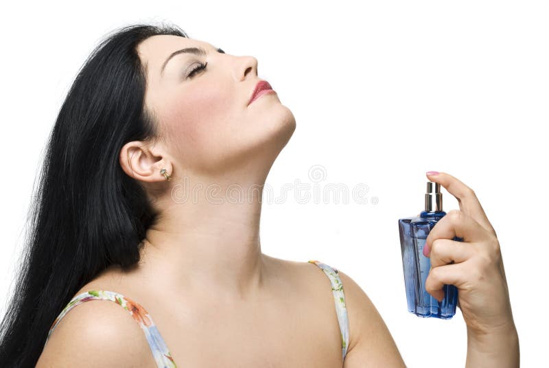 La mujer disfruta de la fragancia de su perfume