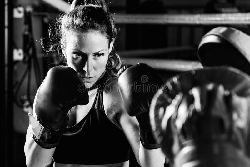 Combatiente Femenino 20s De La Mujer En Ropa De Deportes Y Guantes De Boxeo  Negros Foto de archivo - Imagen de combatiente, instructor: 115302766