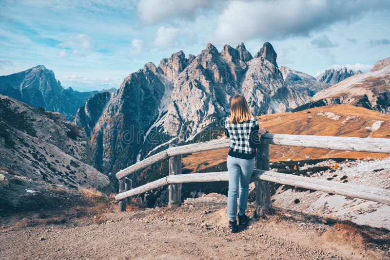 La mujer en el rastro está considerando en las montañas majestuosas la puesta del sol fotografía de archivo La mujer en el rastro está considerando en las montañas majestuosas la puesta del sol fotografía de archivo