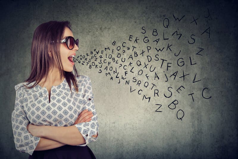 La mujer en gafas de sol que habla con alfabeto pone letras a salir su boca imagenes de archivo La mujer en gafas de sol que habla con alfabeto pone letras a salir su boca imagenes de archivo