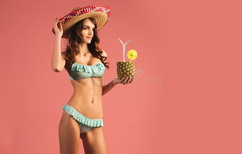 La mujer en traje de baño disfruta de la estación de la playa, vacaciones fotos de archivo libres de regalías La mujer en traje de baño disfruta de la estación de la playa, vacaciones fotos de archivo libres de regalías