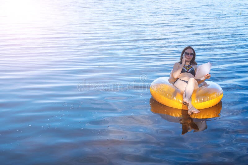 La mujer es trabajoadicto que trabaja durante las vacaciones foto de archivo libre de regalías La mujer es trabajoadicto que trabaja durante las vacaciones foto de archivo libre de regalías