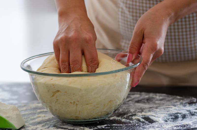La mujer está amasando la pasta foto de archivo libre de regalías La mujer está amasando la pasta foto de archivo libre de regalías