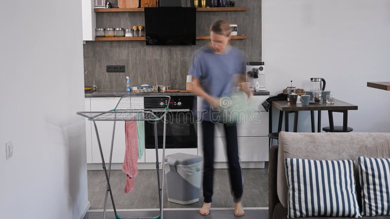 La mujer está limpiando la cocina. cronología de la limpieza de la casa.